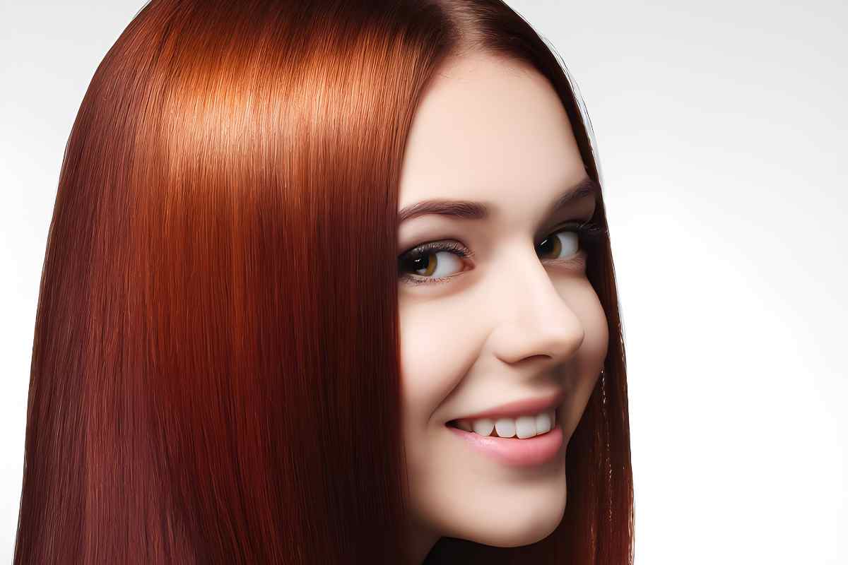 ragazza sorridente con capelli brillanti dopo lo scrub per il cuoio capelluto fai da te