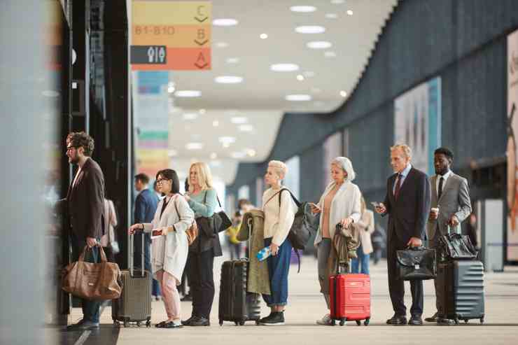 fila al gate in aeroporto