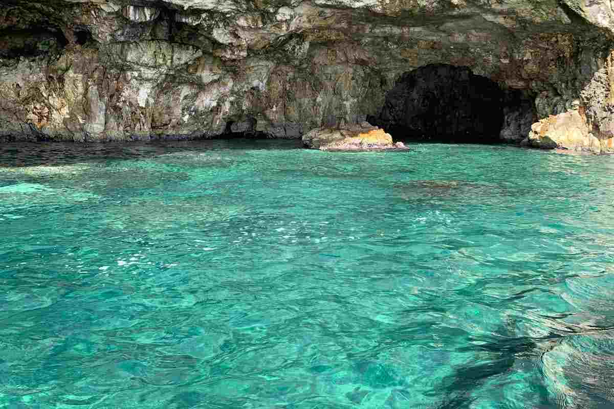 acqua cristallina e grotta vicina