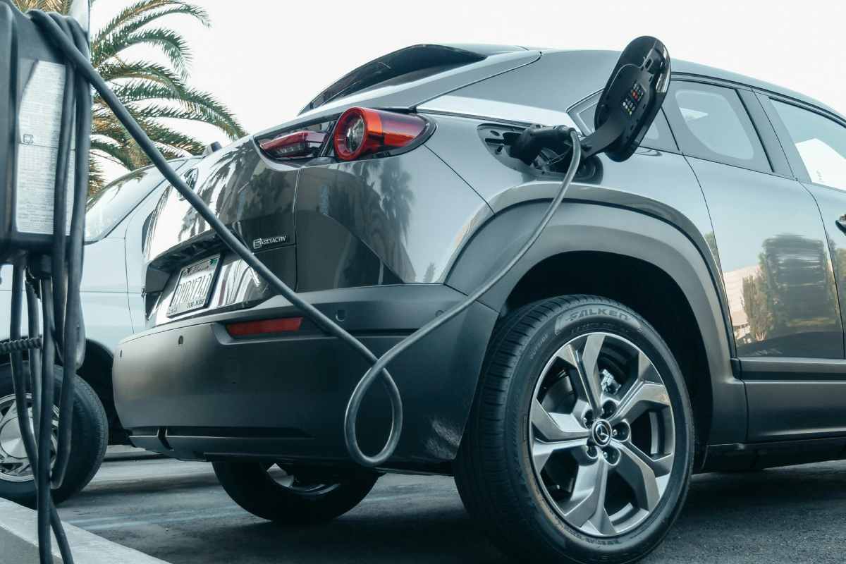 Auto elettrica in ricarica presso una colonnina
