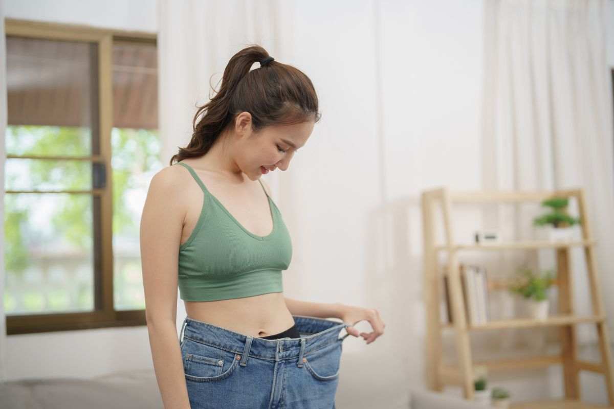 persone con jeans largo