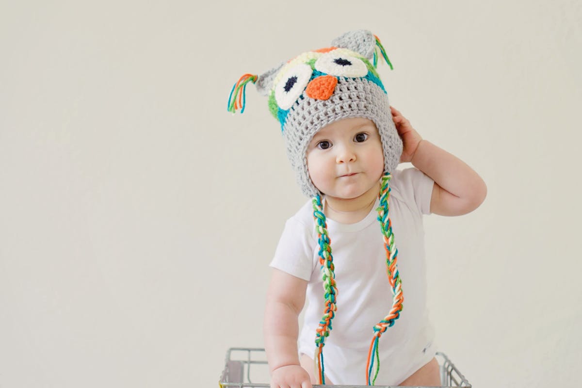 Bambino piccolo con cappellino