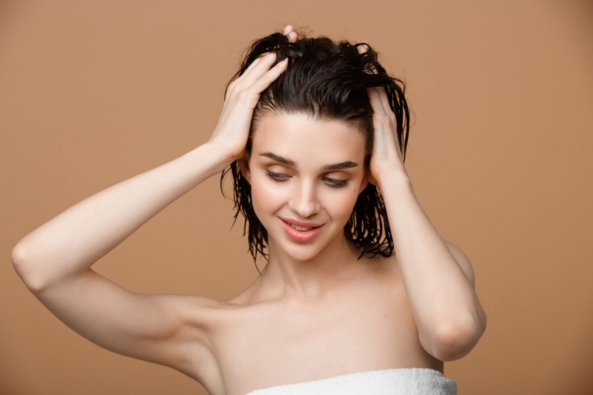 ragazza con capelli bagnati