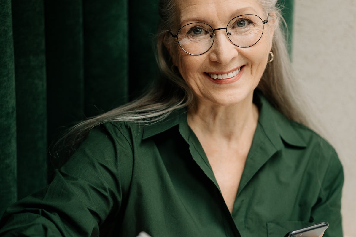 donna sorridente con capelli grigi