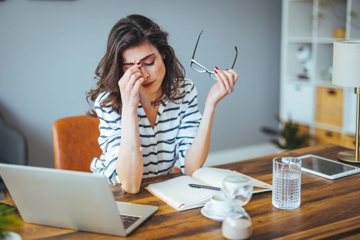 persona stressata alla scrivania
