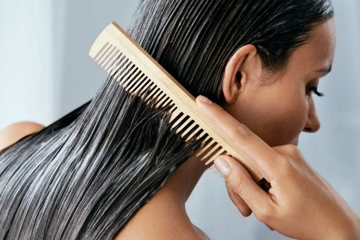 capelli bagnati di una ragazza