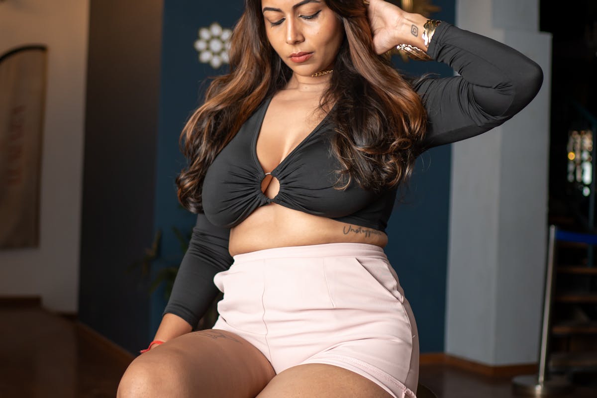 donna con pantaloncini