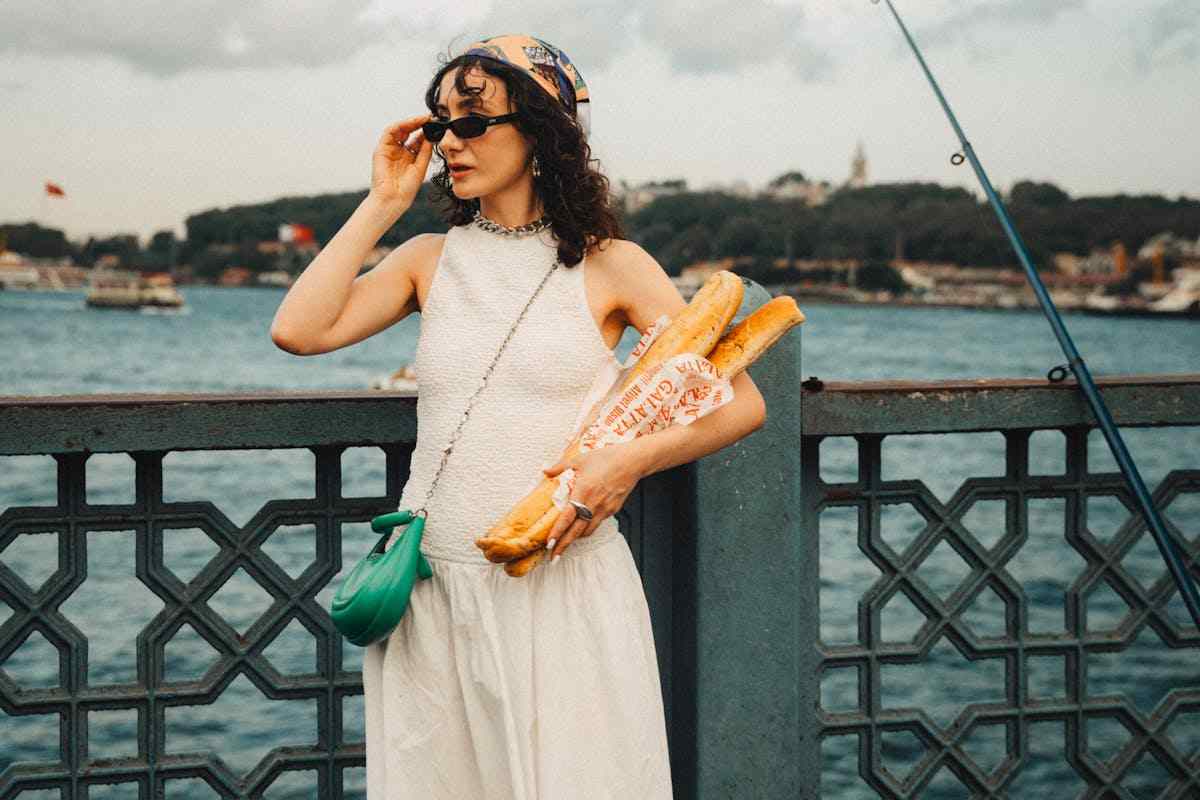 donna francese con baguette e outfit estivo
