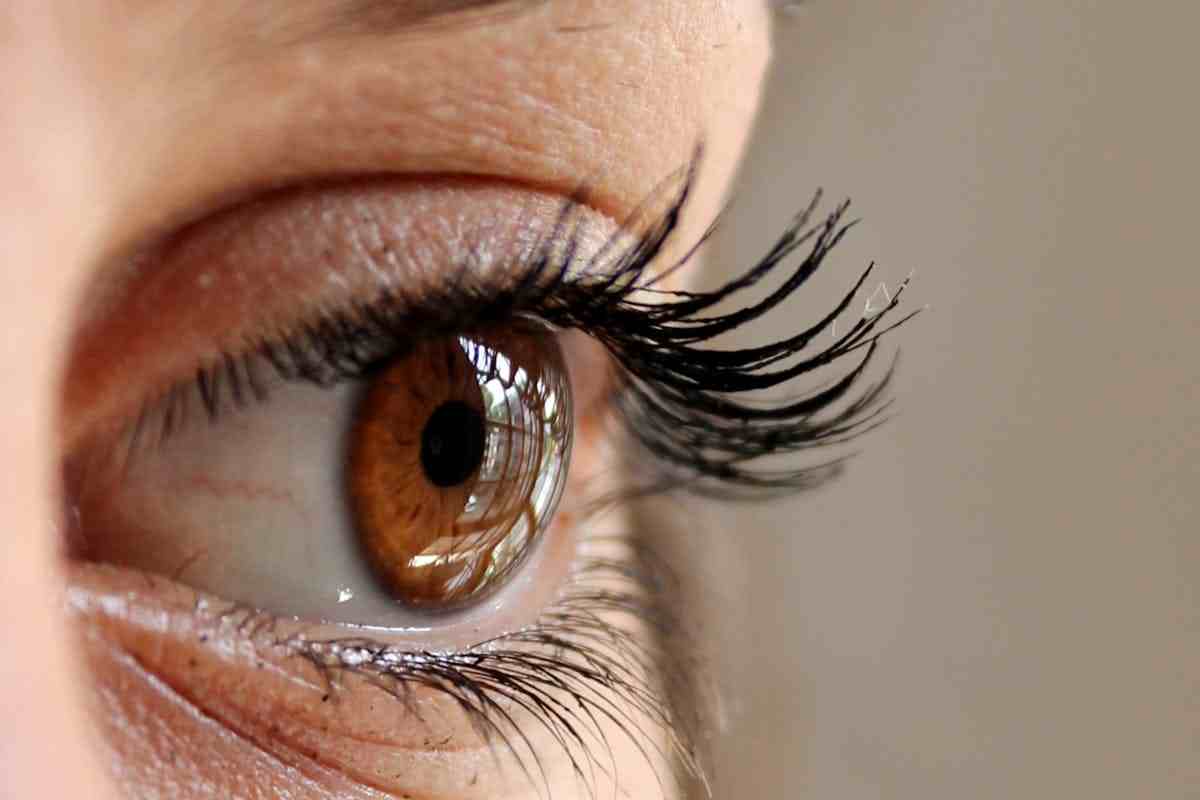 ciglia con mascara