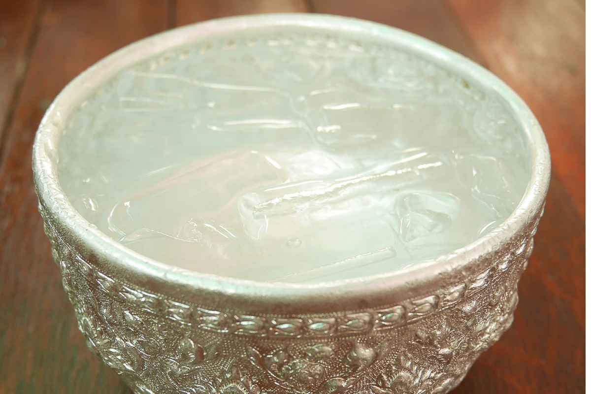 Recipiente metallico con acqua e ghiaccio all'interno