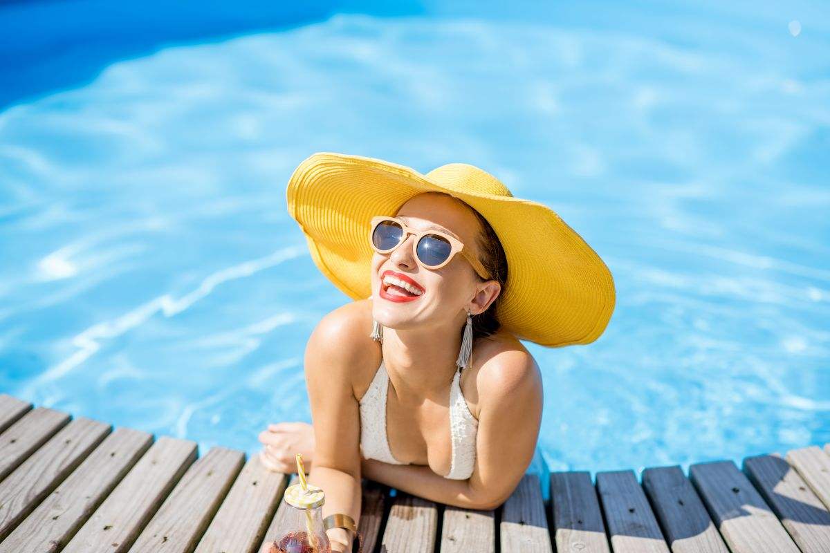 ragazza in piscina