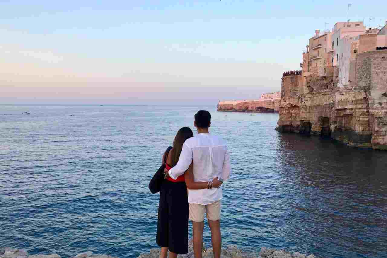 coppia in riva al mare