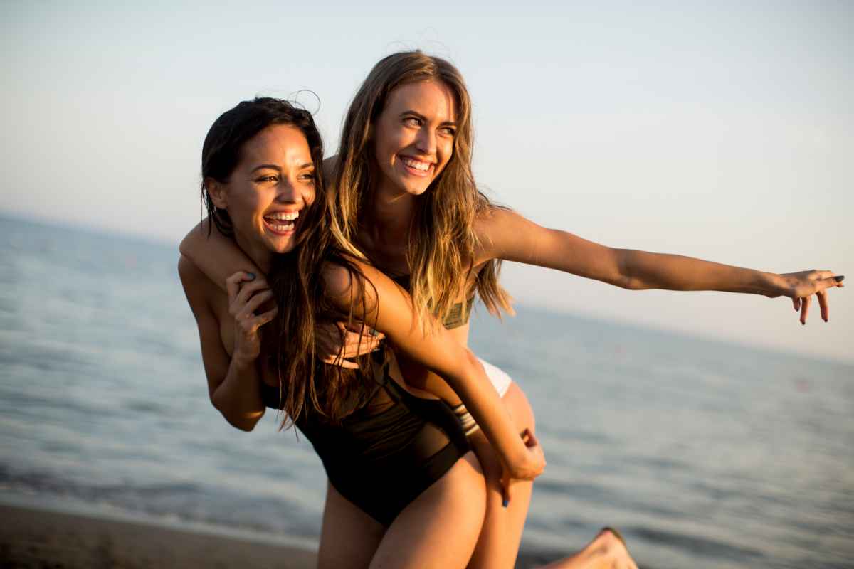 Ragazze in costume al mare che giocano