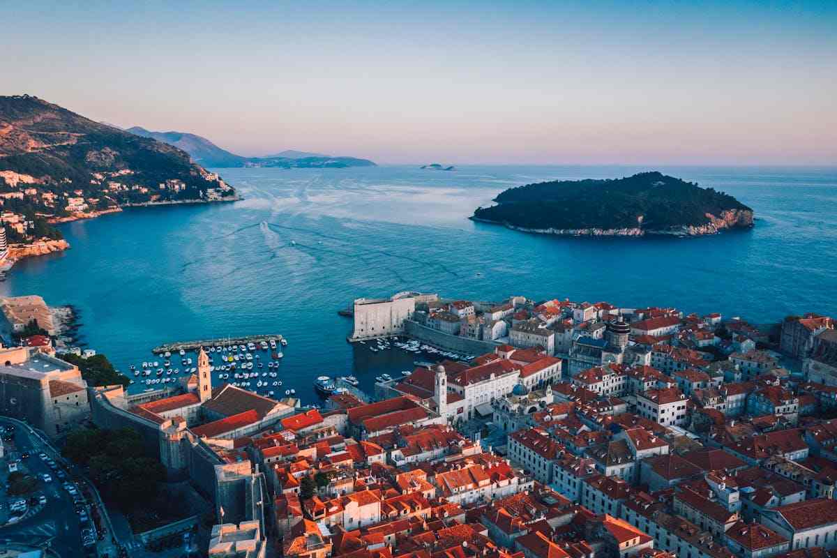 Località di mare croata vista dall'alto, mare e raggruppamenti di case
