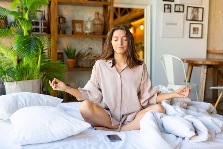persona che medita sul letto