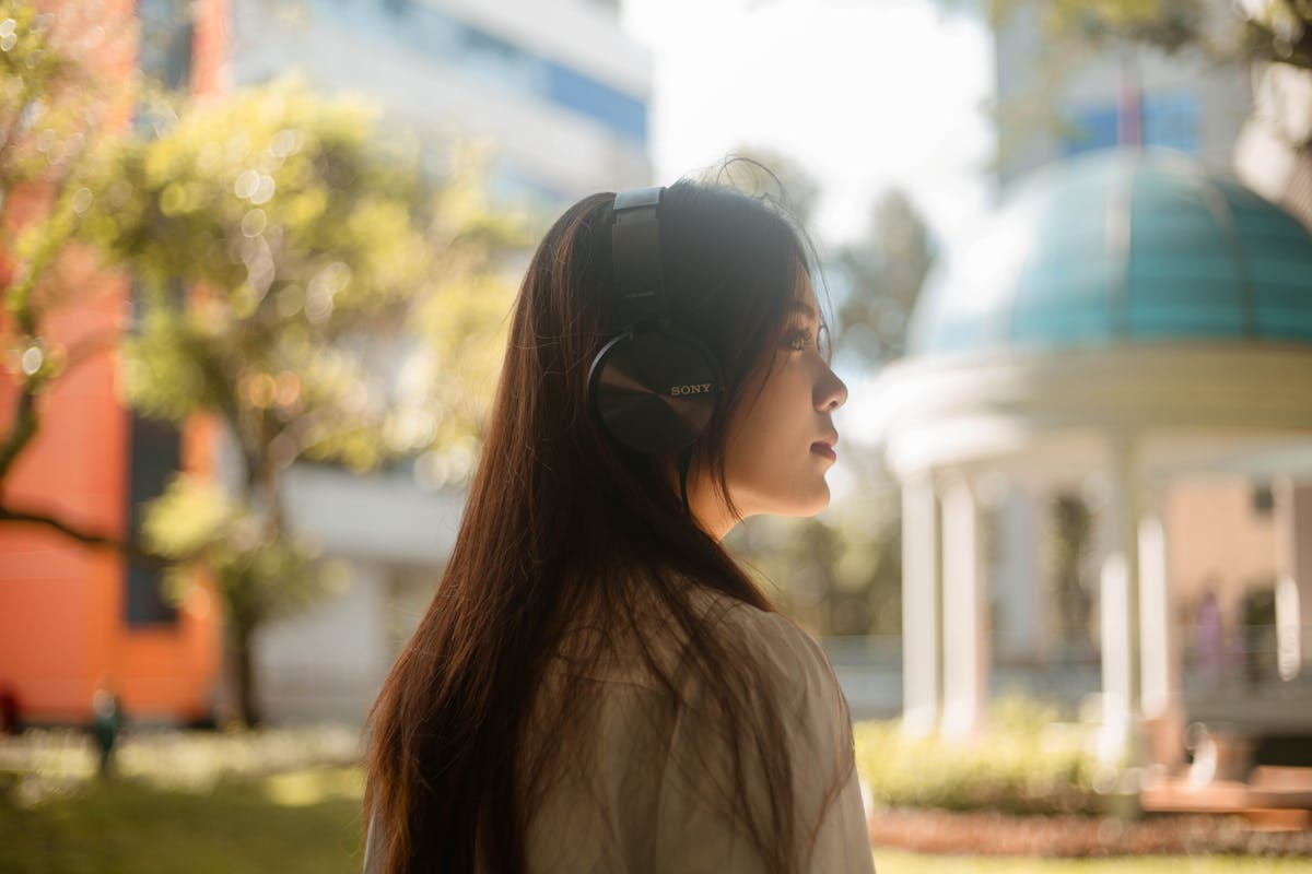 donna asiatica che ascolta musica con cuffie