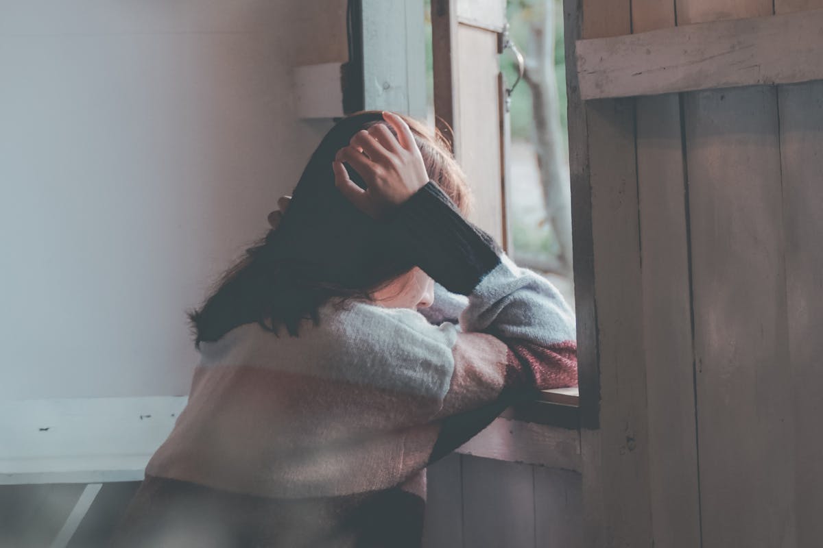 donna pensierosa alla finestra