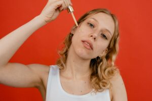donna che applica fondotinta sul viso
