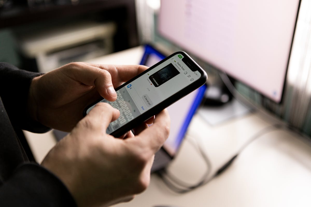 persona che messaggia a telefono