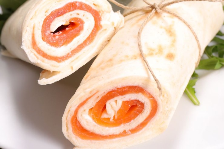 rotoli ripieni di salmone