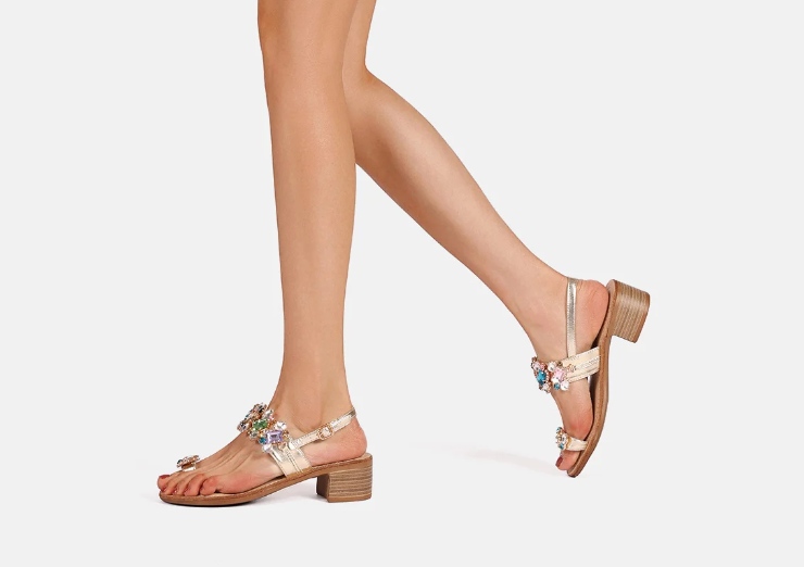modella con infradito oro