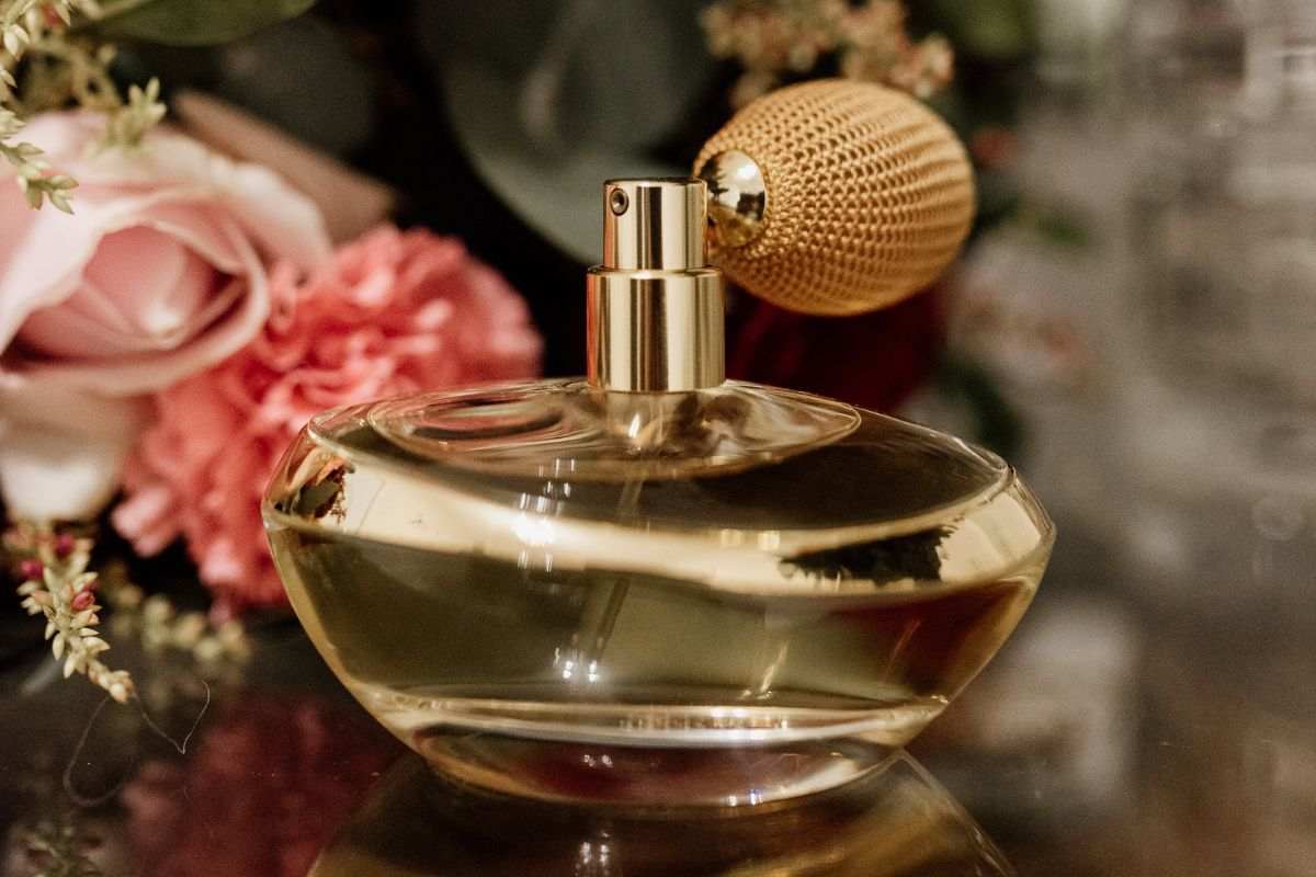 profumo con fiori dietro