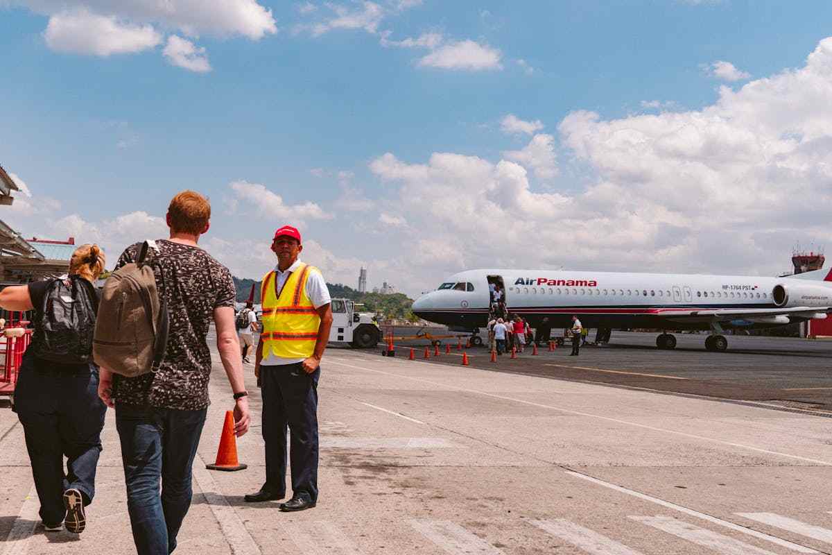 persone con zaini che salgono su aereo