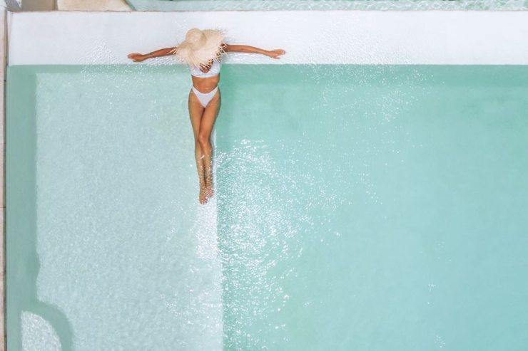 ragazza in piscina