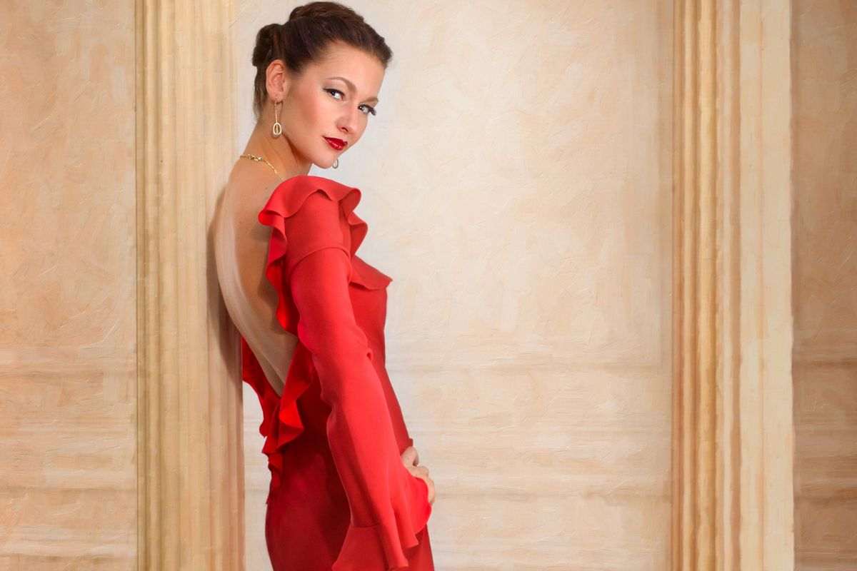 ragazza con abito rosso