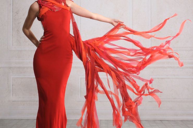 donna con abito rosso