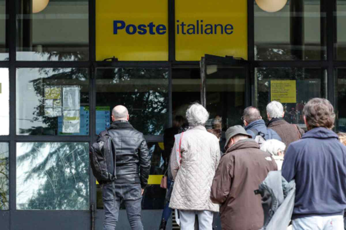 Anziani in coda fuori l'ufficio postale