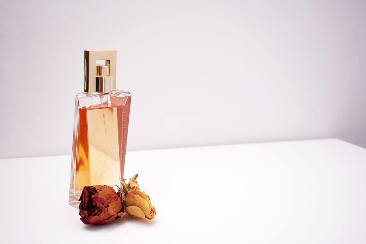 Boccetta di profumo su sfondo bianco