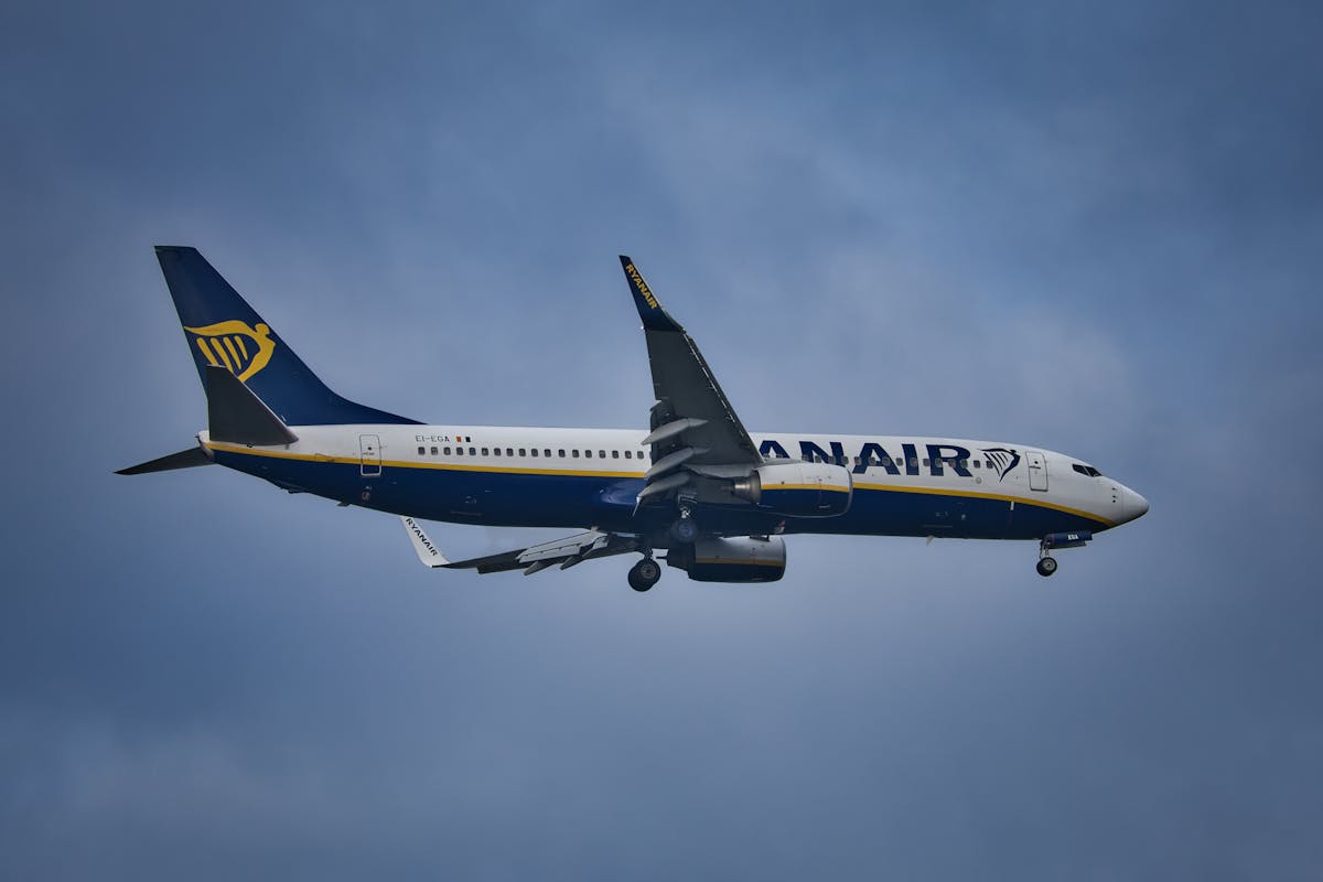 aereo ryanair che vola nel cielo nuvoloso