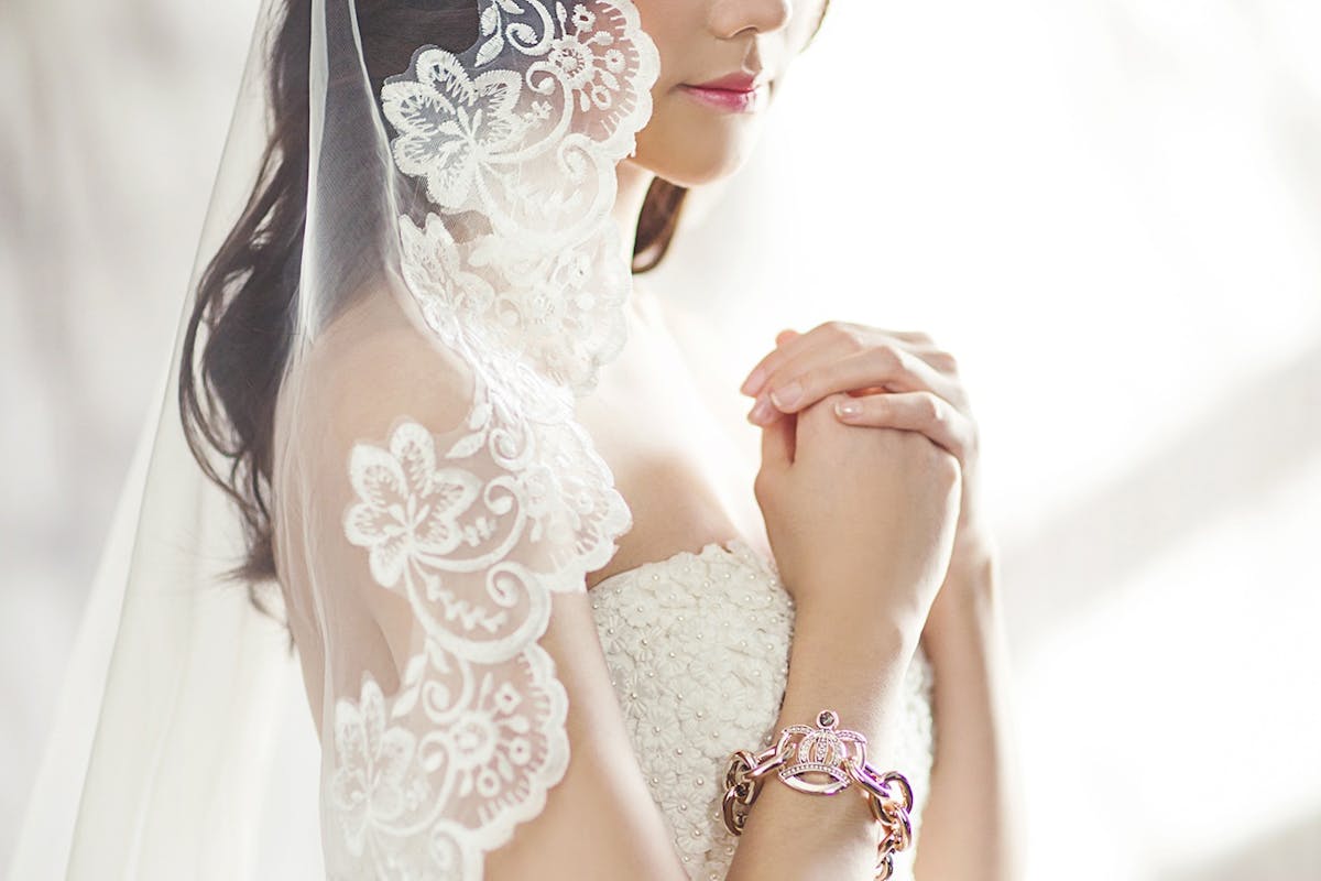 sposa con mani congiunte
