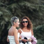 donne che parlano in abiti estivi