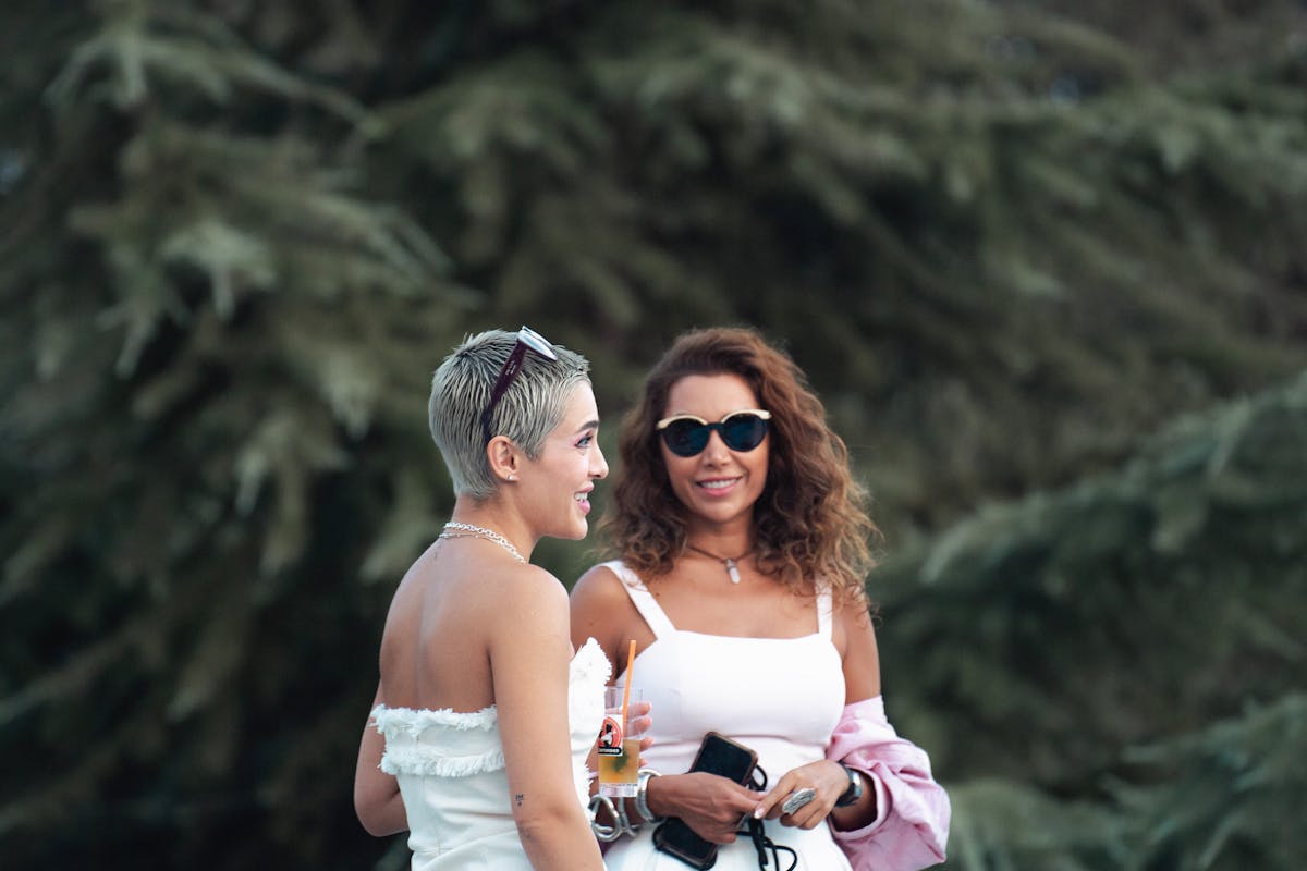 donne che parlano in abiti estivi