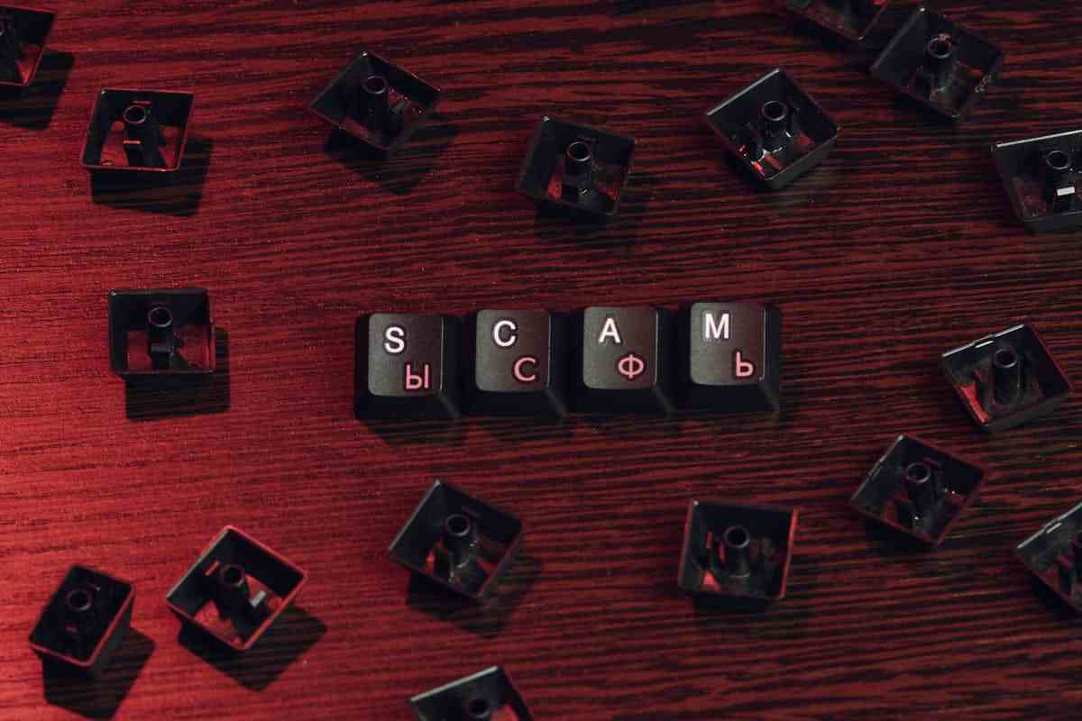 Lettere tastiera che formano la parola SCAM
