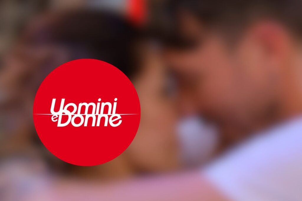 Logo Uomini e Donne e coppia nello sfondo