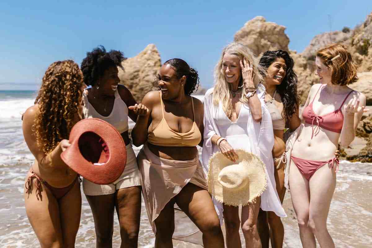 ragazze a mare in costume che parlano tra loro