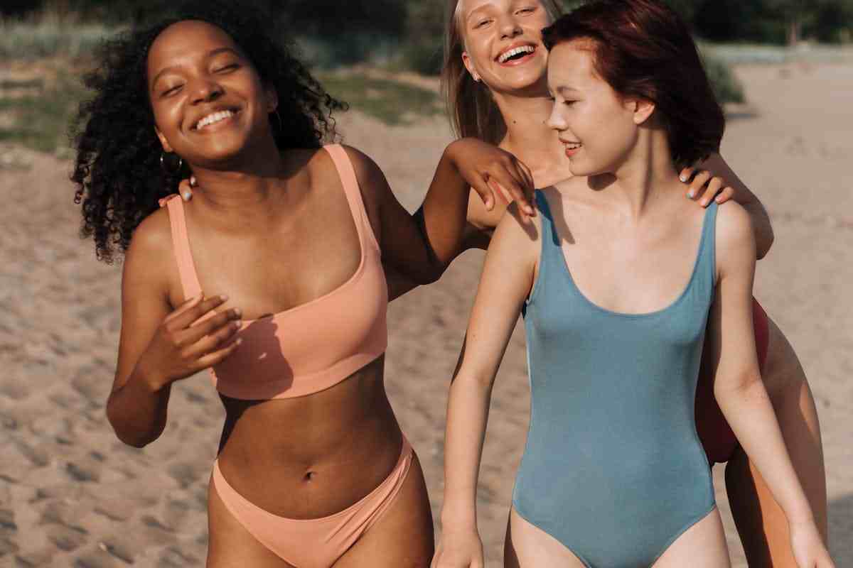 tre donne sulla spiaggia