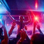 dj davanti a gente che balla le canzoni anni '90