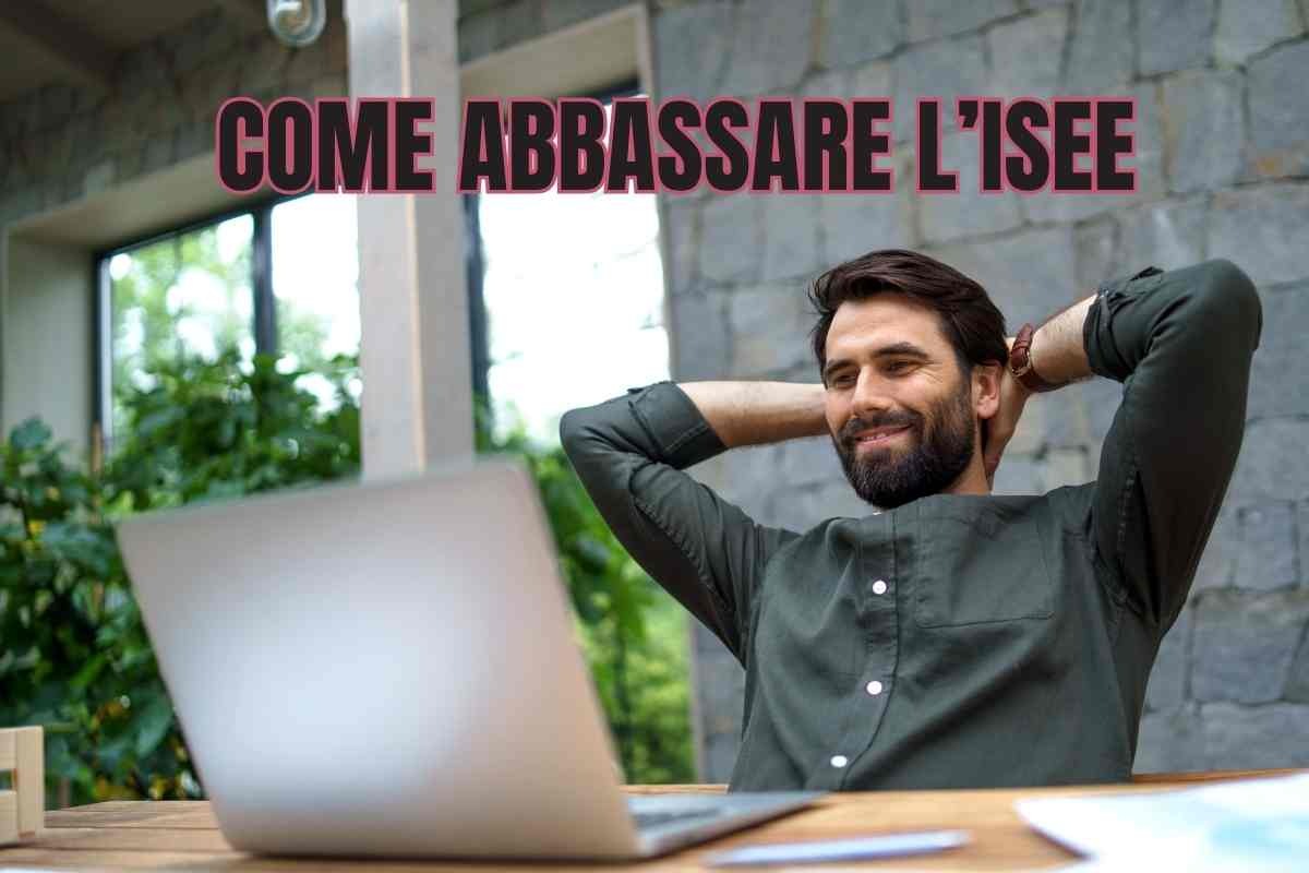 Uomo soddisfatto al computer