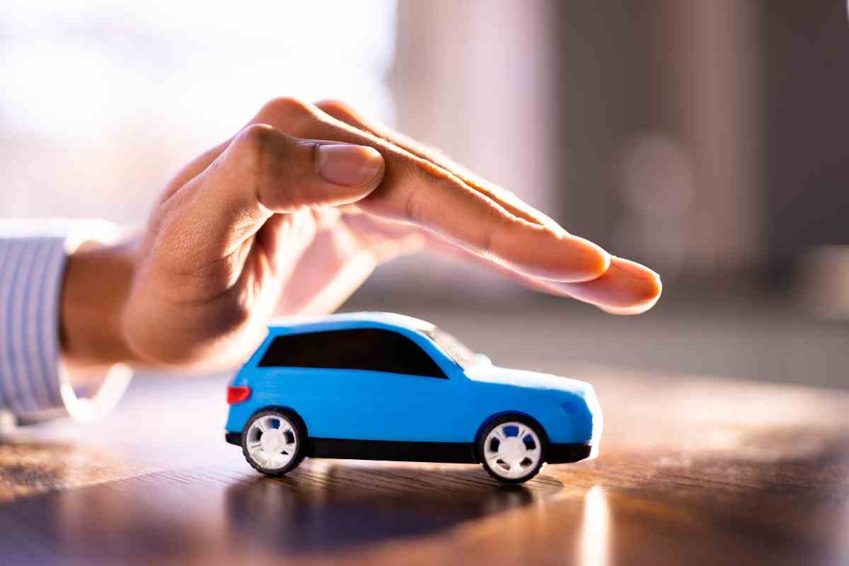 Auto e mano che la copre