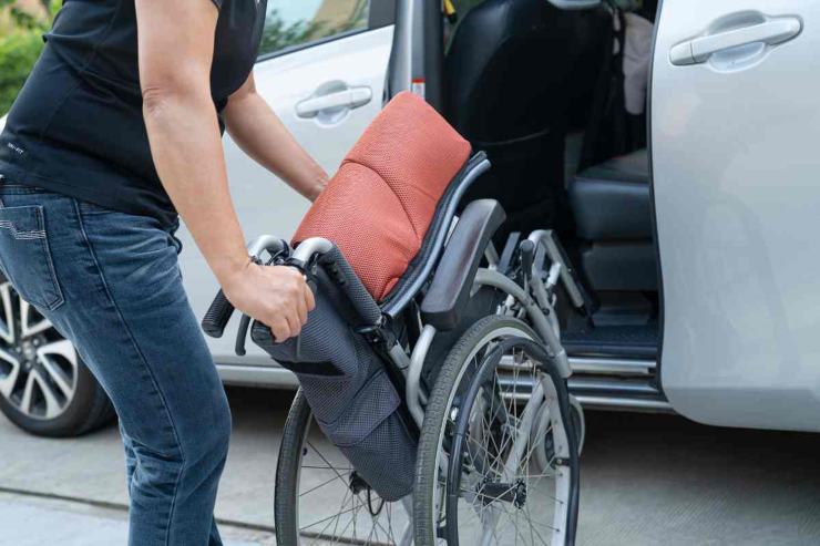 Sedia a rotelle messa in auto