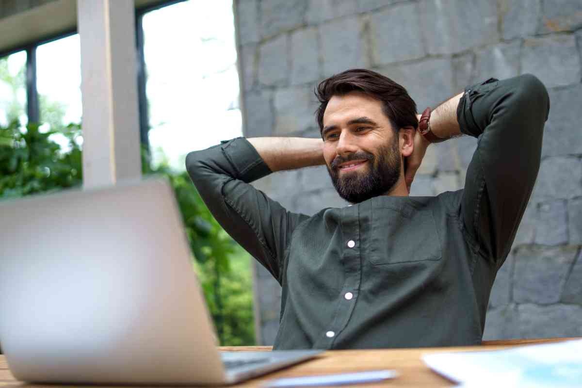Uomo felice al computer