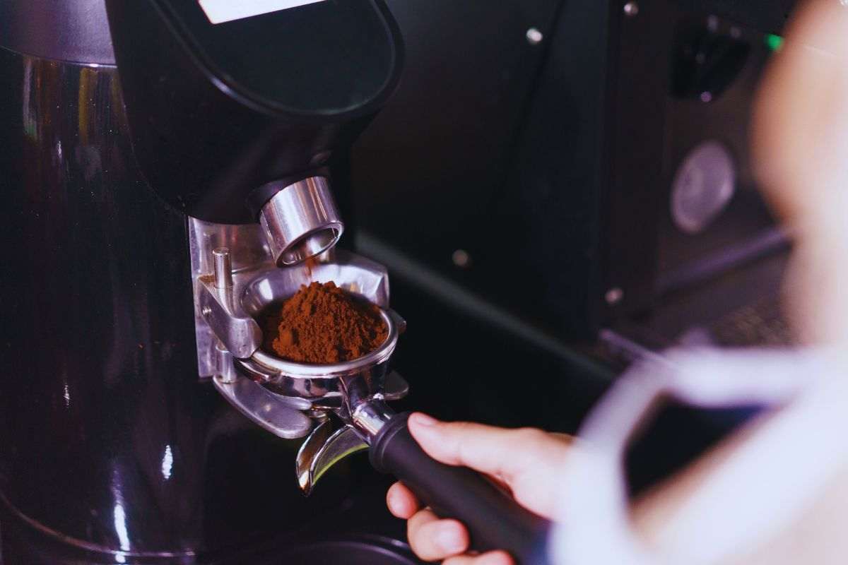 persona che fa il caffè