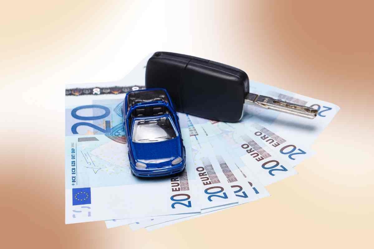 Chiavi dell'auto e soldi