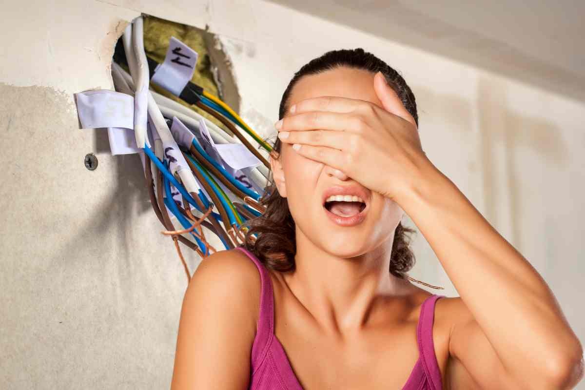 Donna con mano sugli occhi e fili scoperti