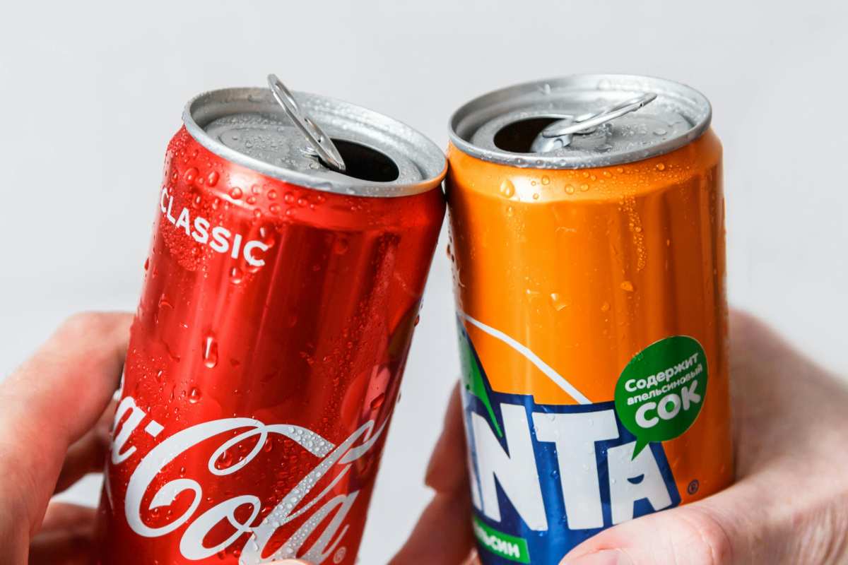 Una lattina di Coca Cola e una lattina di Fanta