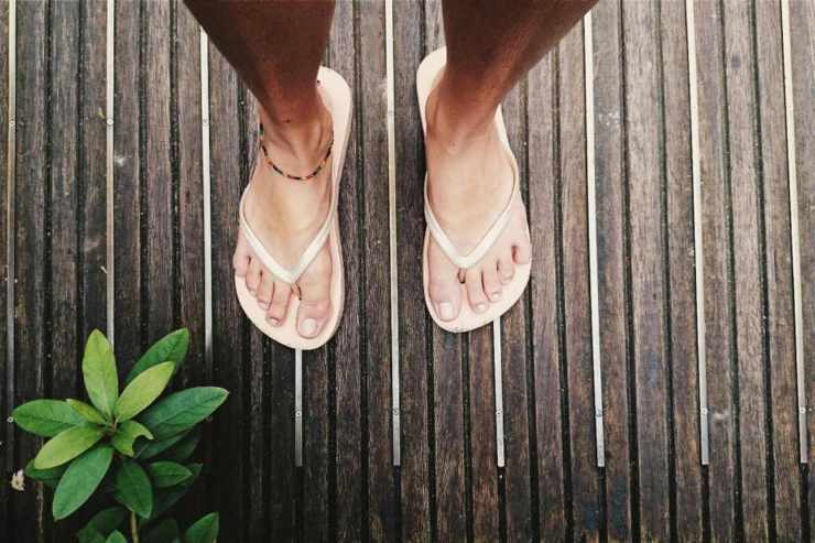 Piedi con le infradito
